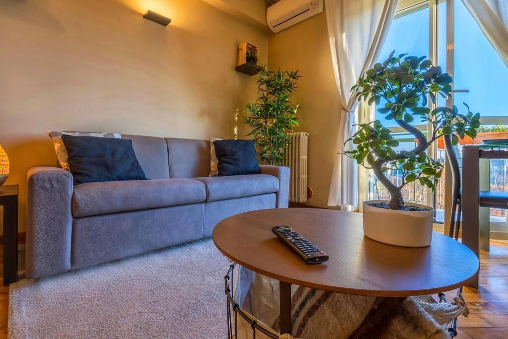 Sunny & Updated Flat With Panoramic View 50m From M4 Stop * Milaan