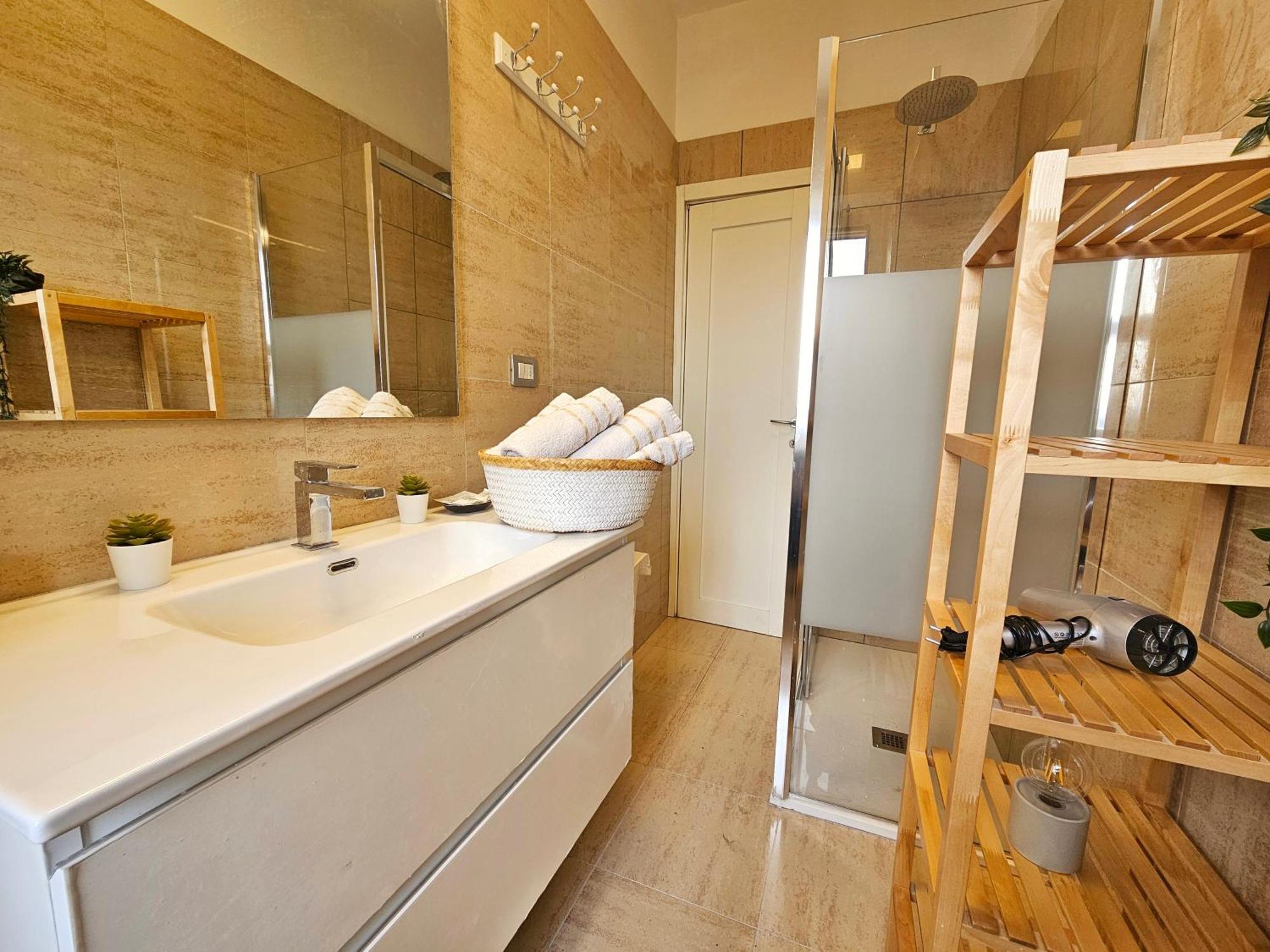 Sunny & Updated Flat With Panoramic View 50m From M4 Stop * Milaan
